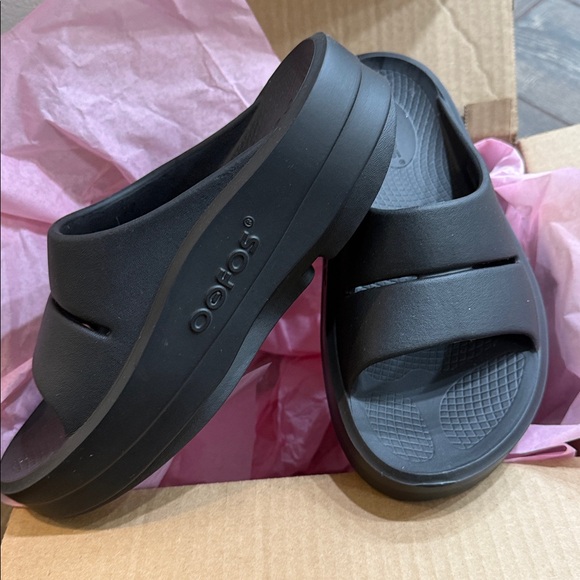 OOFOS recovery slides - Picture 3 of 5